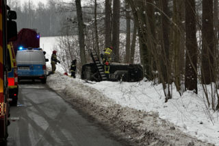 Poważny wypadek na Warmii i Mazurach. Lód paraliżuje region