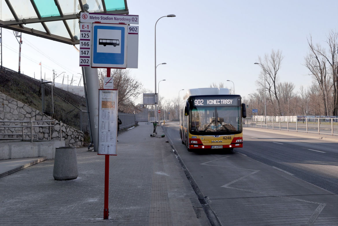 Pustki w autobusie nowej linii dla seniorów