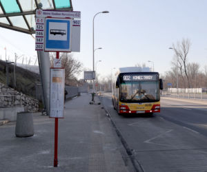 Pustki w autobusie nowej linii dla seniorów