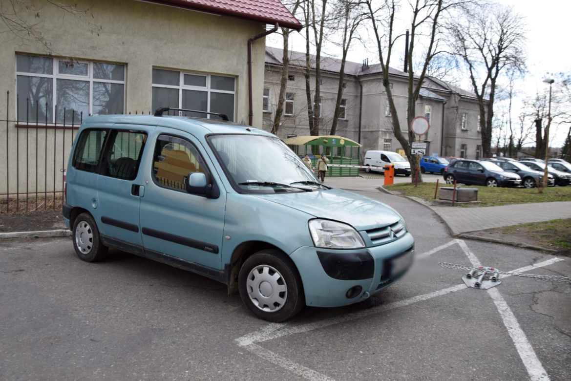 Samochód zastawia wyjazd dla kilkuset osób