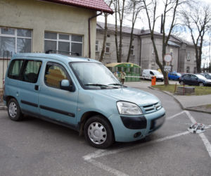 Samochód zastawia wyjazd dla kilkuset osób