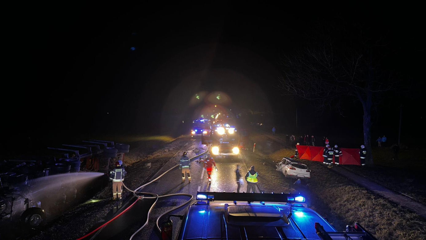  Śmiertelny wypadek pod Opocznem na drodze krajowej nr 12! Kierowca osobówki zginął w zderzeniu z ciężarówką [ZDJĘCIA]