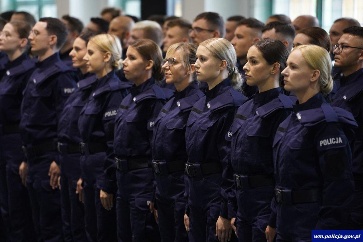 Ślubowanie nowych policjantów w Olsztynie. W szeregi wstąpiło 47 funkcjonariuszy [ZDJĘCIA]