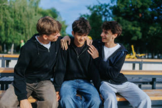 Nastolatek woli znajomych od rodziny? Sprawdź, jak poradzić sobie z poczuciem odrzucenia przez dziecko