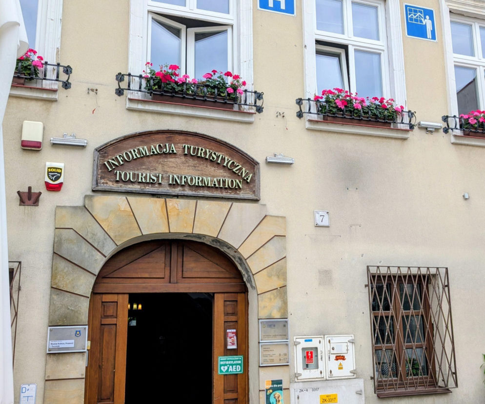 Wejście do Informacji Turystycznej w kamienicy przy Rynku 7. O remoncie zabytku przeczytasz na Eska Tarnów.