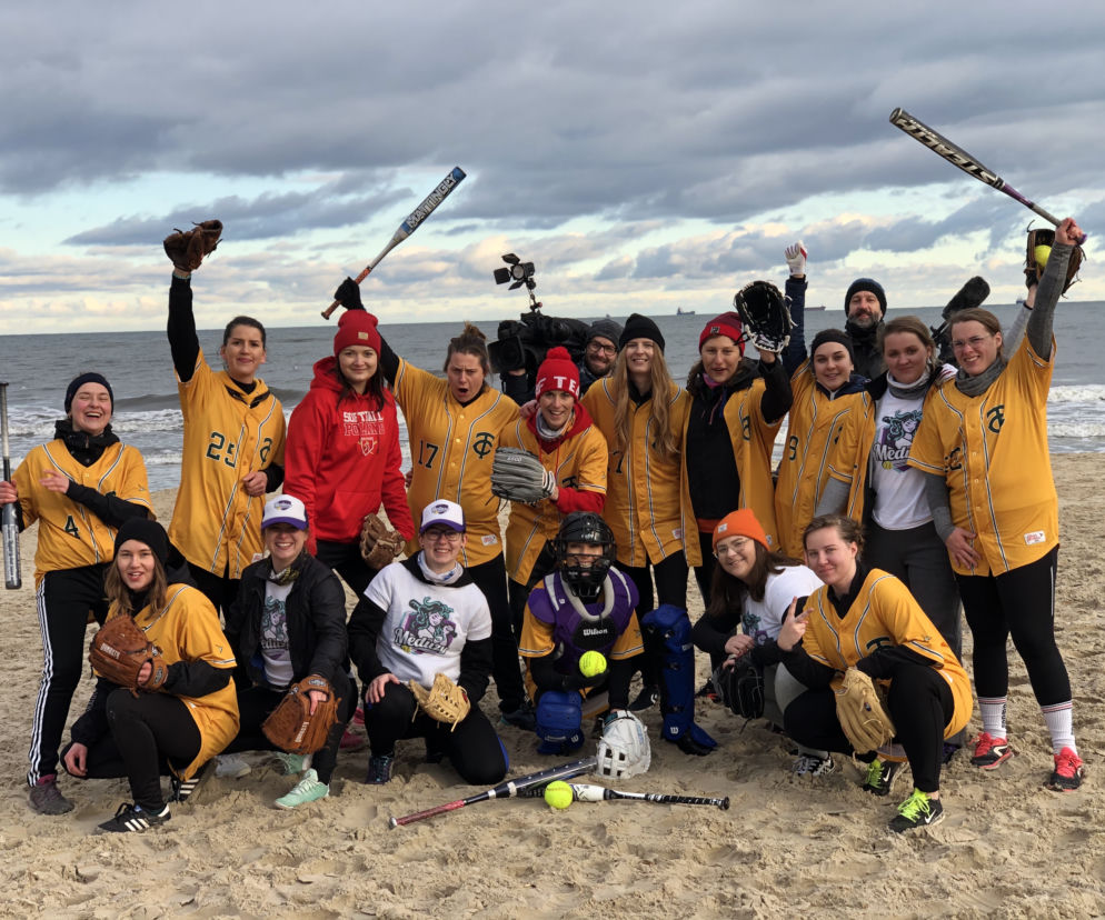Drużyna Meduzy Softball Gdańsk podczas nietypowego treningu na plaży