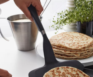 Gadżety do kuchni IKEA: łopatka do patelni