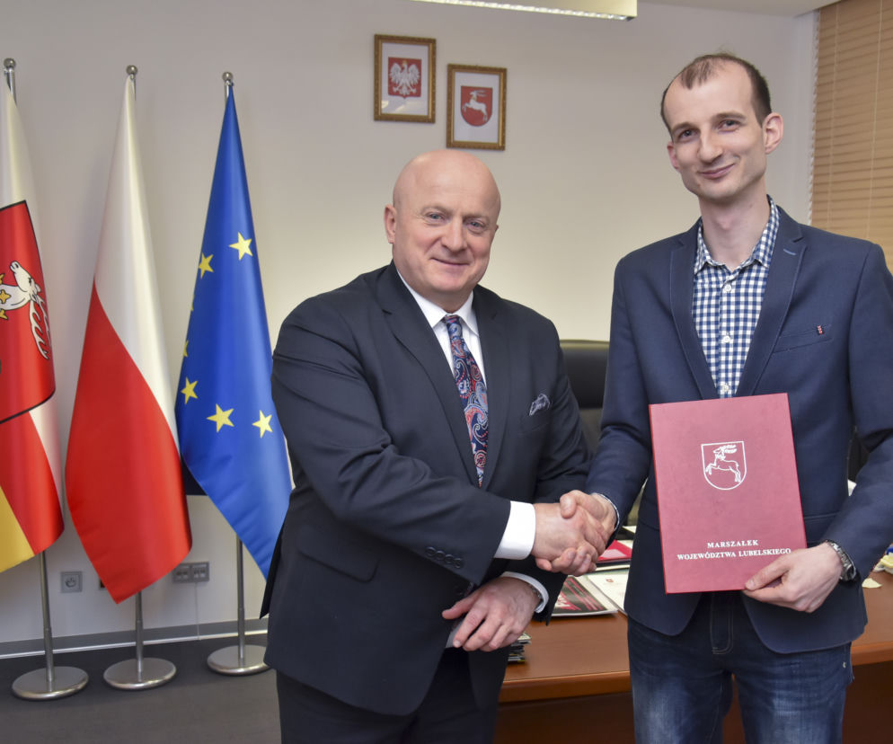 Marszałek nie ujawni nazwisk nagrodzonych pracowników. Fundacja Wolności nie kończy batalii 