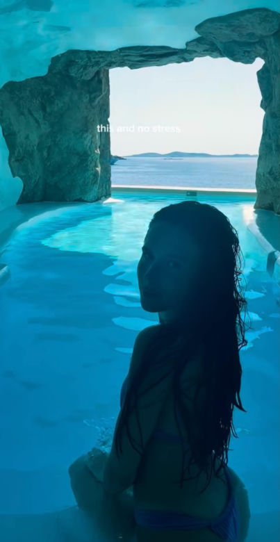 Roxie Węgiel relaksuje się w Mykonos