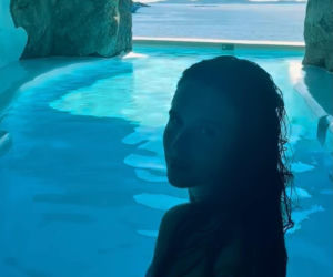 Roxie Węgiel relaksuje się w Mykonos