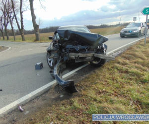 Zderzył się z innym samochodem i usnął za kierownicą