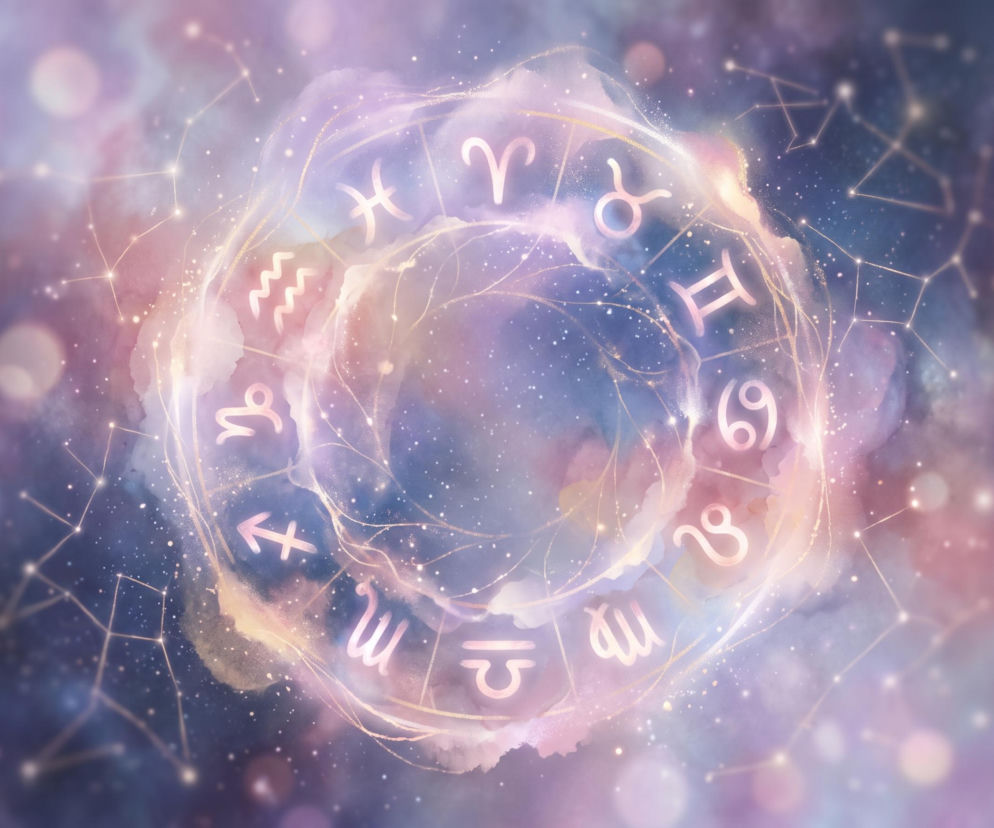 Znaki zodiaku ułożone w świecące koło na tle kosmicznej mgławicy. O horoskopie na dziś przeczytasz na VOX FM.