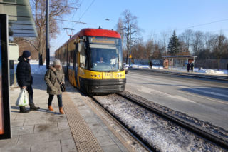 Ulica w tragicznym stanie, remont za 2 lata. Aleja Waszyngtona w Warszawie kością niezgody