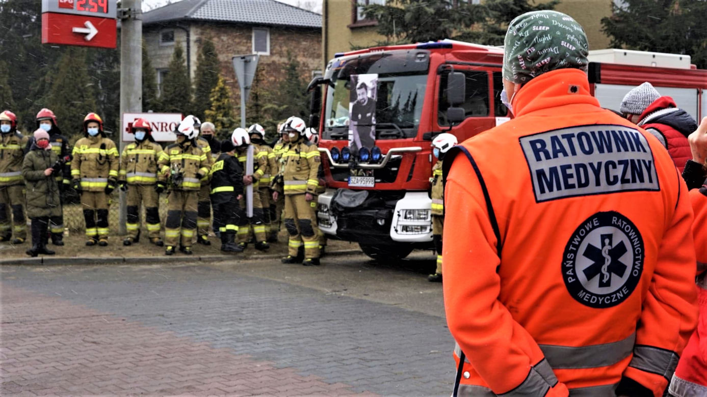 Śląskie: Ratownik Michał zginął po wypadku karetki. Zostawił piękną narzeczoną i córeczkę Zuzię