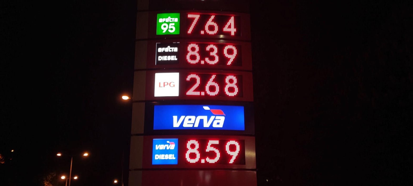 Kolejki na stacjach i brak paliwa. Tak wyglądała ostatnia noc z „CPN”. Po północy ceny poszły w górę