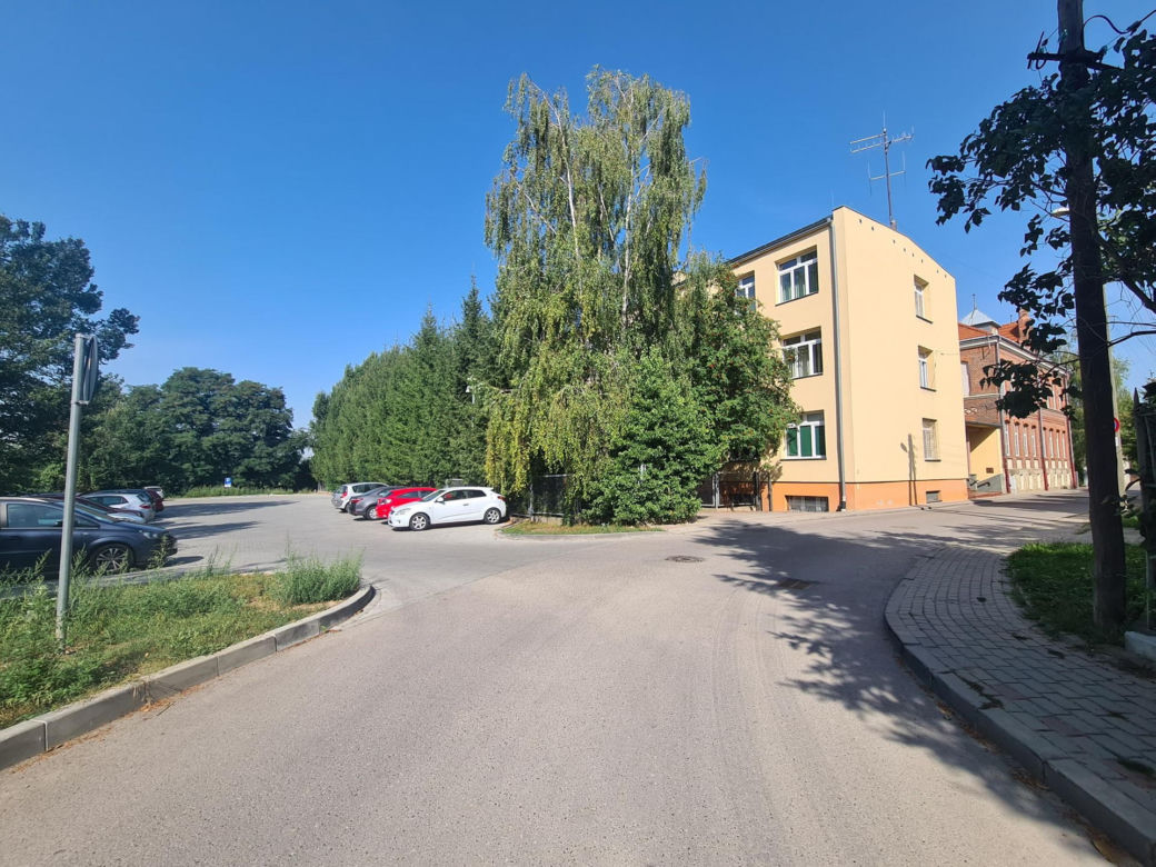 Parking dla niepełnosprawnych na samym końcu parkingu