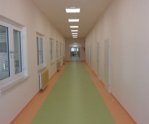 Jak wygląda rozbudowana część Szkoły Podstawowej w miejscowości Dąbrówka Stany przed zakupem wyposażenia?