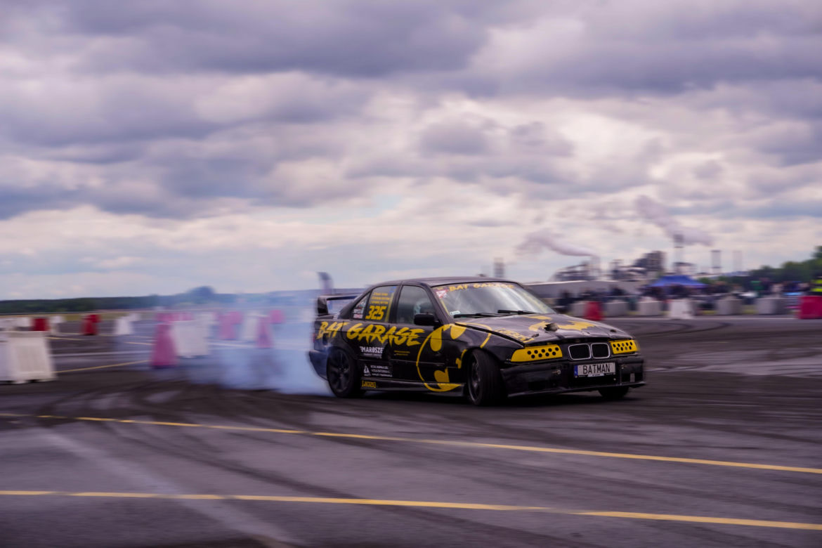 SkillZone Festiwal - motoryzacyjne emocje na lotnisku w Mielcu