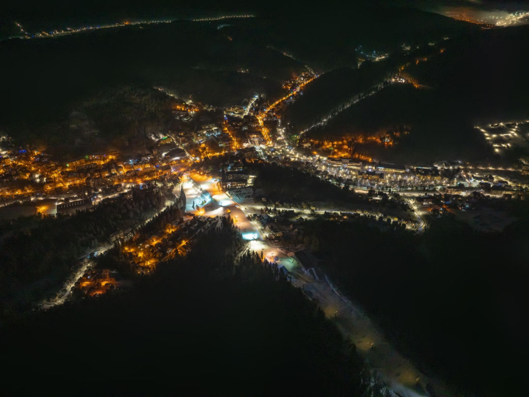 Krynica-Zdrój nocą. Niesamowite zdjęcia z serca Małopolski! 