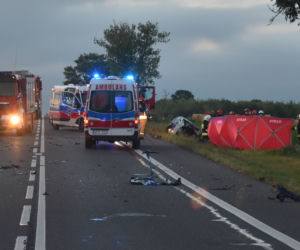 Kierowca ZGINĄŁ, pasażerowie ciężko ranni! Rozerwane auto! ZDJĘCIA z fatalnego wypadku pod Mławą