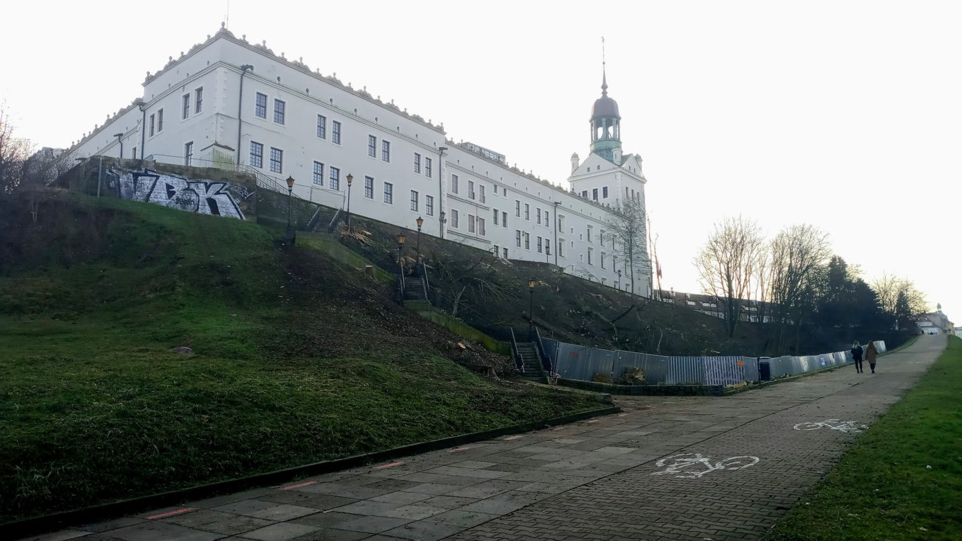 Drzewa zniknęły ze skarpy pod Zamkiem Książąt Pomorskich