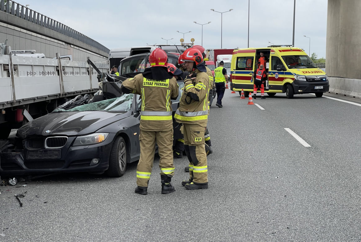 Poważny wypadek na S8. BMW rozpruło się o naczepę ciężarówki