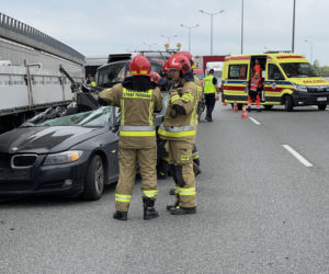 Poważny wypadek na S8. BMW rozpruło się o naczepę ciężarówki