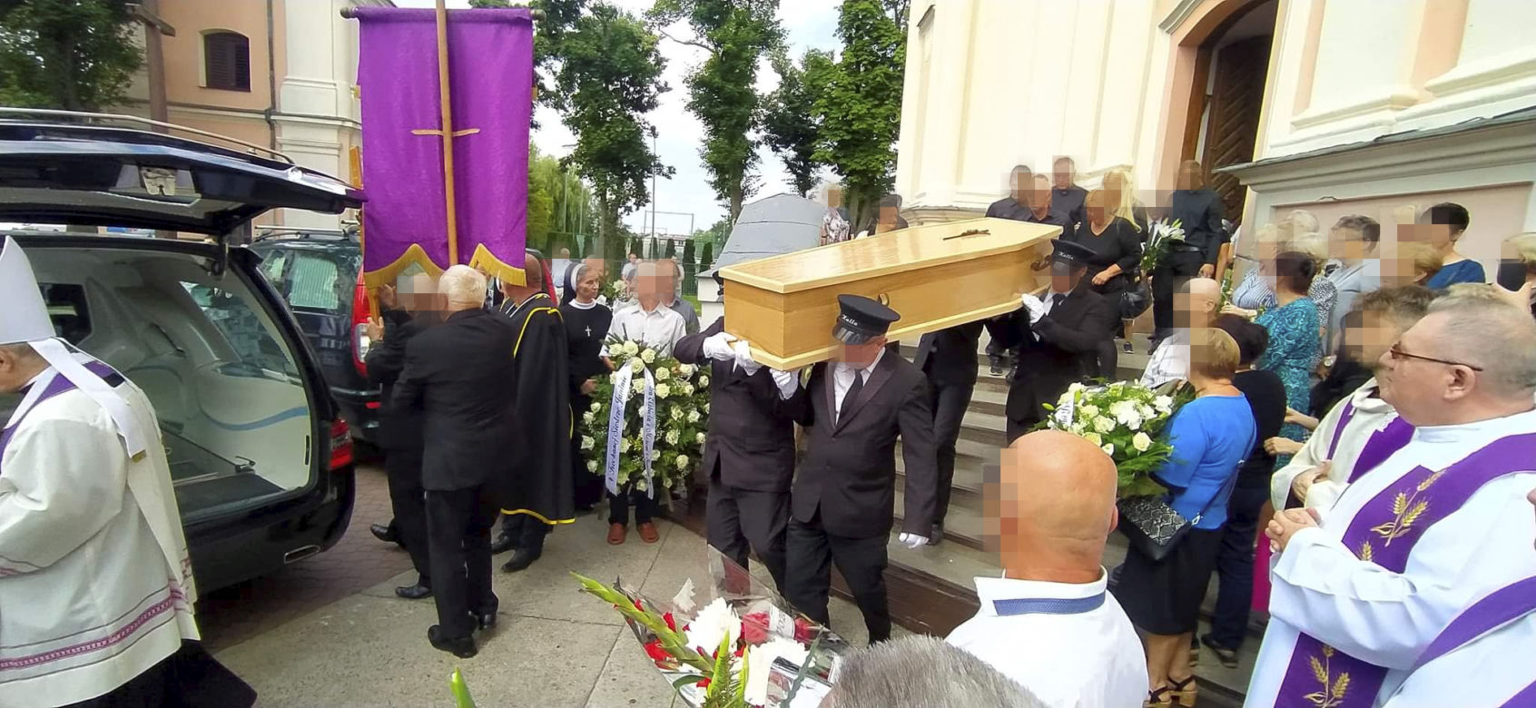 Pogrzeb siostry Janiny Mateusiak, która zginęła w wypadku autokaru w Chorwacji. Parafianie modlą się w intencji zmarłej [RELACJA NA ŻYWO]