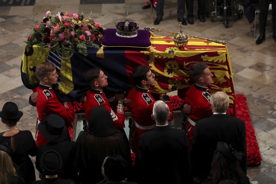 Trumna z Królową przybyła do Westminsteru
