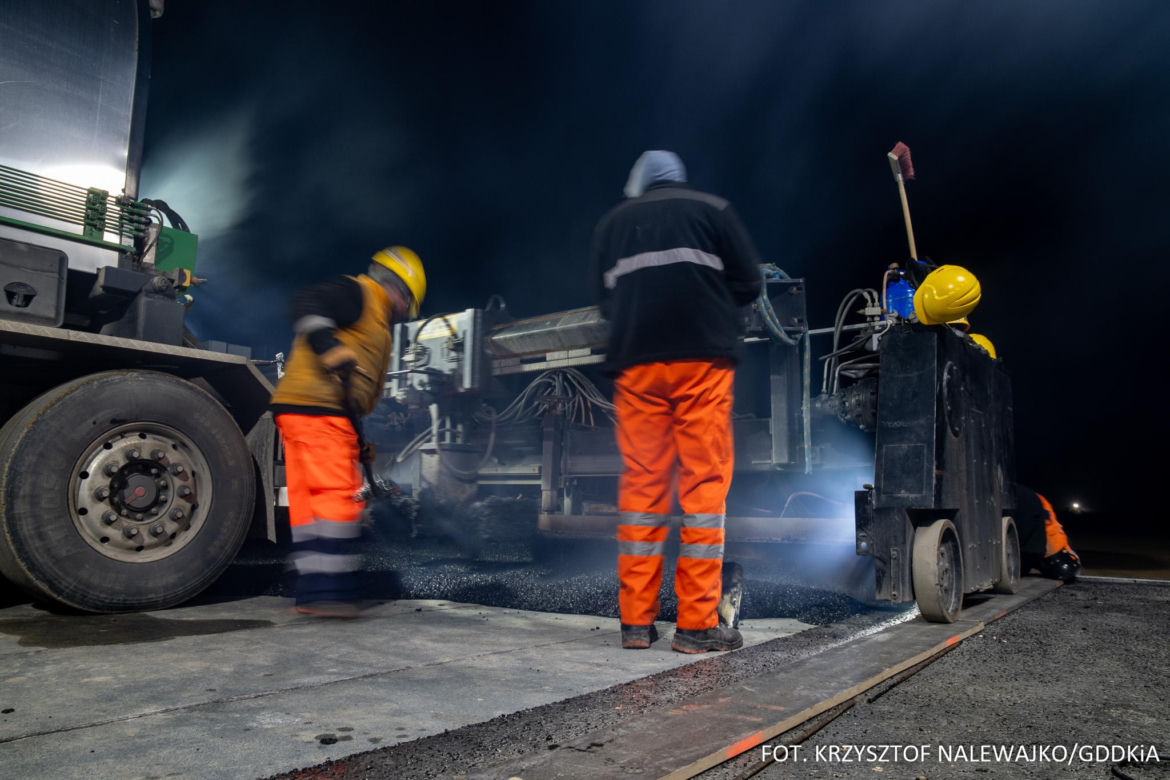 Na autostradzie A2 na wschód od Warszawy prace idą pełną parą, zarówno w dzień, jak i po zmroku
