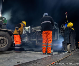 Na autostradzie A2 na wschód od Warszawy prace idą pełną parą, zarówno w dzień, jak i po zmroku
