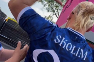 Król Latino, Skolim, wypuścił do sprzedaży koszulkę Boże Chroń Króla Latino