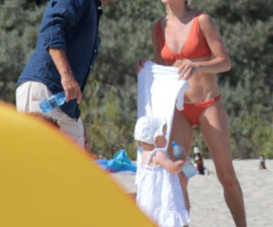 Kasia Tusk w bikini na plaży z rodziną