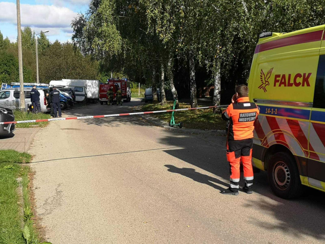 Broń i materiały wybuchowe w mieszkaniu. Konieczna ewakuacja bloku w Olsztynie