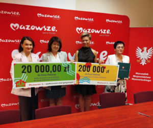 Mazowsze - podpisanie umów na inwestycje energetyczne oraz remont boiska w Mokobodach