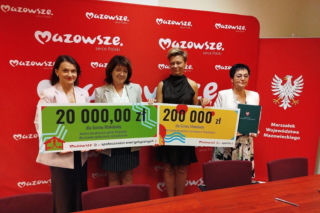 Mazowsze - podpisanie umów na inwestycje energetyczne oraz remont boiska w Mokobodach
