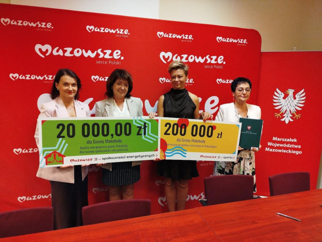 Mazowsze - podpisanie umów na inwestycje energetyczne oraz remont boiska w Mokobodach