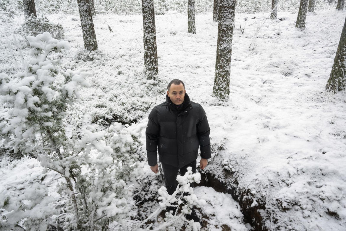 Archeolog, członek zespołu badawczego Wdeckiego Parku Krajobrazowego Olaf Popkiewicz w miejscu pozostałości obozowiska oddziału Armii Krajowej na terenie Wdeckiego Parku Krajobrazowego w Lipinkach,