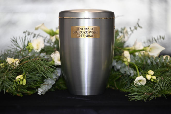 Te kwiaty pojawiły się przy urnie Morozowskiego. Ich symbolika chwyta za serce