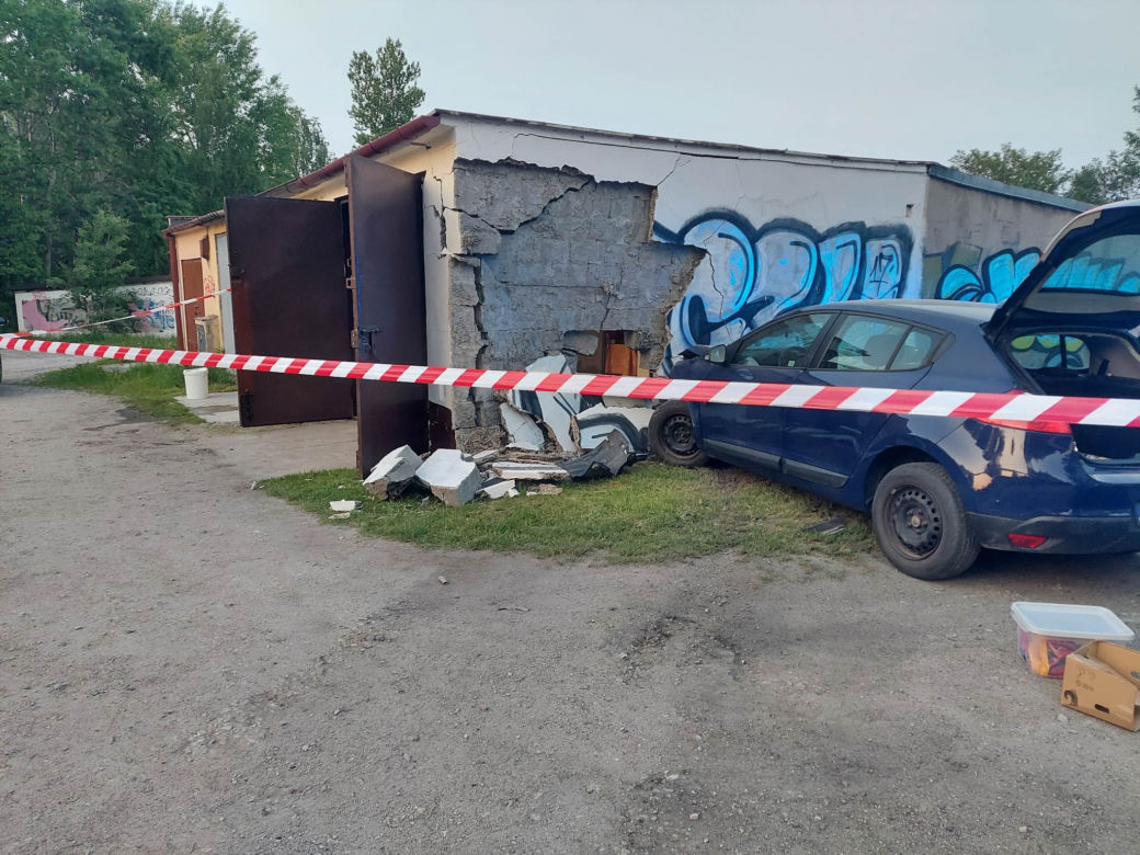 Pijany wjechał w garaż