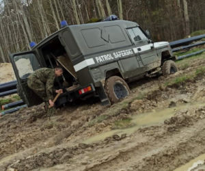  W Parszowie patrol saperski ugrzązł w błocie