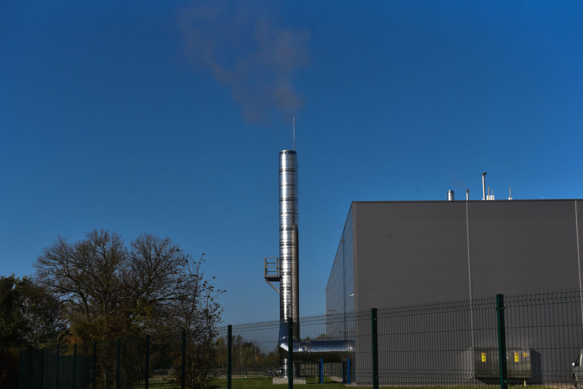 Ojciec Rydzyk podjechał na otwarcie geotermii starą toyotą. Nie potrzebuje kierowcy