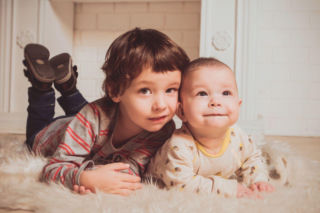 Te imiona dla dzieci zdominują 2030 rok. Sztuczna inteligencja wyłoniła zaskakujących faworytów