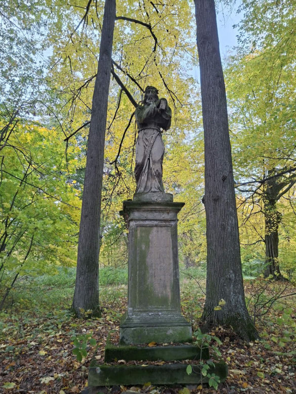 Ma ponad 125 lat i stoi obok dawnego dworu. Niezwykła figura w świętokrzyskiej wsi