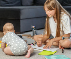 Nastolatek i niemowlę w jednym domu? Oto wpływ młodszego rodzeństwa