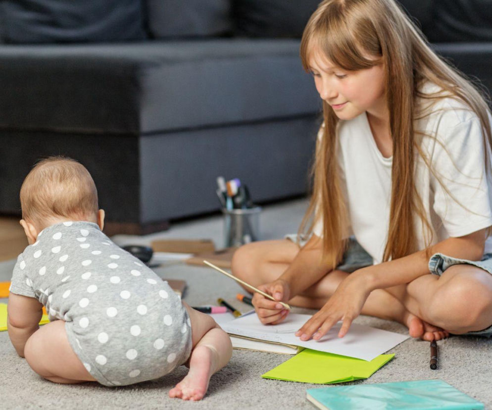 Nastolatek i niemowlę w jednym domu? Oto wpływ młodszego rodzeństwa