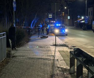 Nastolatek uderzył hulajnogą w znak drogowych. Helikopter zabrał go do szpitala