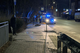 Nastolatek uderzył hulajnogą w znak drogowych. Helikopter zabrał go do szpitala