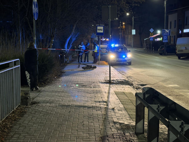 Nastolatek uderzył hulajnogą w znak drogowych. Helikopter zabrał go do szpitala