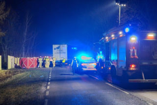 Tragedia pod Płońskiem. DK50 zablokowana po zderzeniu ciężarówki i osobówek. Jedna osoba nie żyje